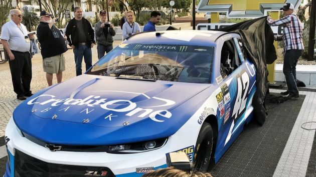 Kyle Larson continues to bank on Credit One