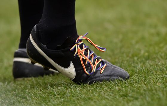 Manchester United team up with Stonewall