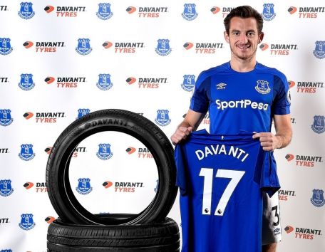 Everton sign Davanti deal